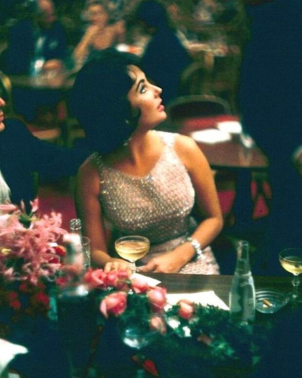 Элизабет Тейлор сидит за столом в баре ресторана Louis Sherry при открытии Метрополитен-опера, Нью-Йорк, Нью-Йорк, 1959 год. Фото Йеле Джоэля - Коллекция изображений LIFE Весь Мир в объективе, ретро, фотографии