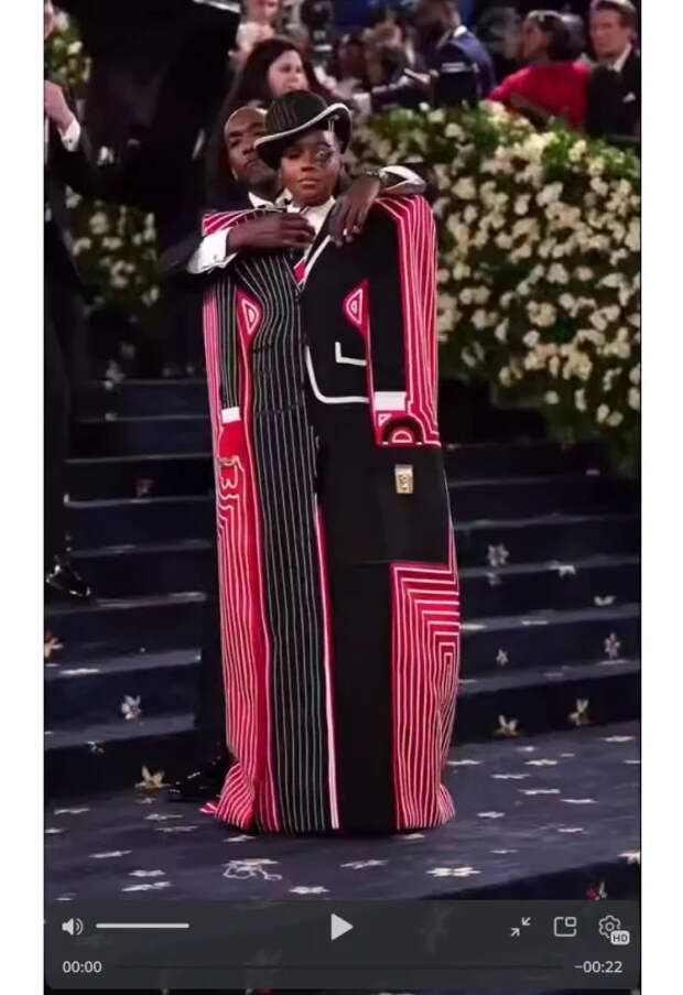 Певица Жанель Монэ начала раздеваться еще на красной дорожке Met Gala, а к афтапати уже оголила грудь