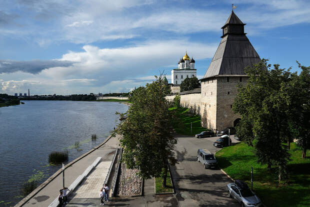 Губернатор Псковской области пообещал помочь вынужденным переселенцам из Латвии
