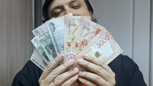 Юрист: работодатель обязан повышать зарплату сотрудникам