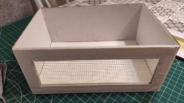 Всем привет! Мне давно нужна была небольшая тумбочка около своего кресла, чтобы складывать туда всякие мелочи: подзарядку, пульты, очки, блокнот, ручки, т. е. все, что нужно для приятного вечера.-6