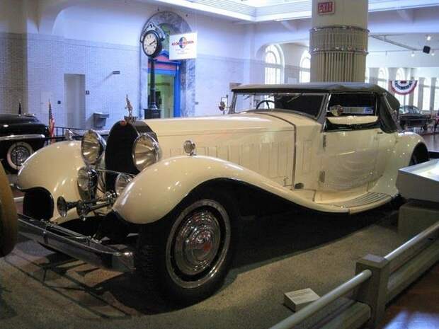 Это Bugatti Royale модели 1931 года (8 цилиндров, 300 л.с., цена производителя 43000$). Этторе Бугатти планировал выпустить 25 таких и продавать его только королевским домам. Но во времена Великой Депрессии даже короли и принцы стали считать деньги, а потому продать удалось только шесть штук. Это Bugatti Royale модели 1931 года (8 цилиндров, 300 л.с., цена производителя 43000$). Этторе Бугатти планировал выпустить 25 таких и продавать его только королевским домам. Но во времена Великой Депрессии даже короли и принцы стали считать деньги, а потому продать удалось только шесть штук.