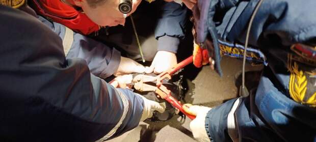 Спасатели из Евпатории вызволили ребенка из металлической ловушки