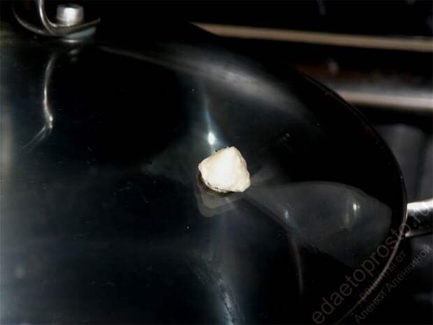 Отверстие в крышке залепляем хлебным мякишем. пошаговое фото этапа приготовления коньяка в домашних условиях