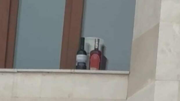 Сотрудников прокуратуры наказали после видео с бутылками на окне