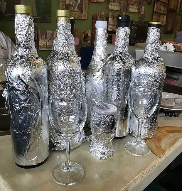 Для чистоты эксперимента все бутылки были обернуты фольгой. Фото: Дина КАРПИЦКАЯ