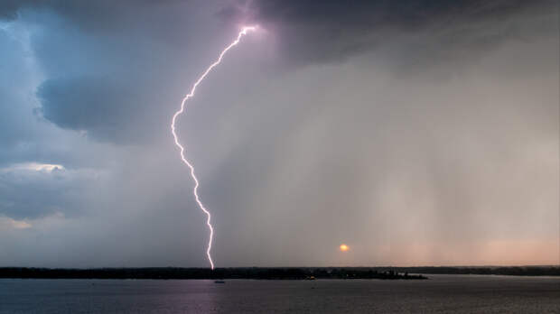 Била в одно место: мужчину четыре раза ударило молнией