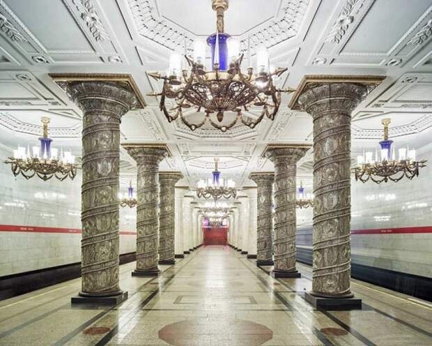 Фотограф показал всю роскошь московского и питерского метро