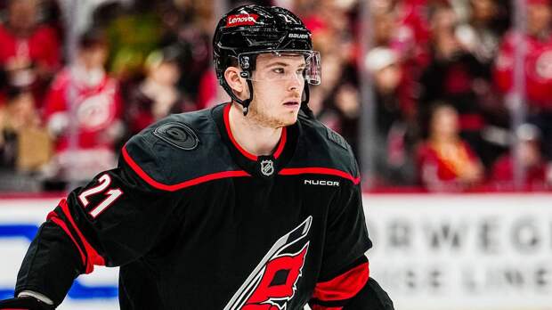 Никишин мощным броском от синей линии прошил Бобровского