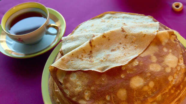 Никаких комков и «резины»: шеф-повара раскрыли секрет идеальных блинов