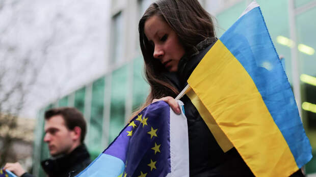 Демонстранты с украинским флагом и флагом ЕС в Берлине Демонстранты с украинским флагом и флагом ЕС в Берлине - РИА Новости, 1920, 06.09.2022