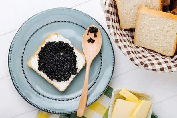 Россиянам назвали цену одного бутерброда с черной икрой