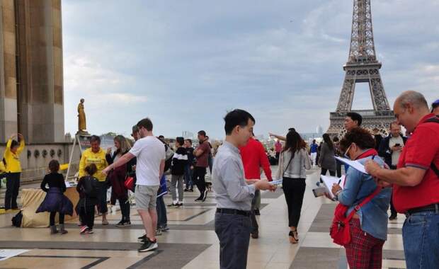 Туристы в Париже | Darada
