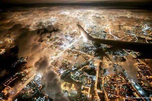 Под крылом самолета ... огнями играет Москва