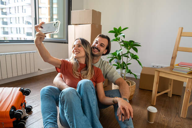 Льготы и выплаты молодым семьям без детей в 2026 году. Какая помощь от государства положена бездетным парам?