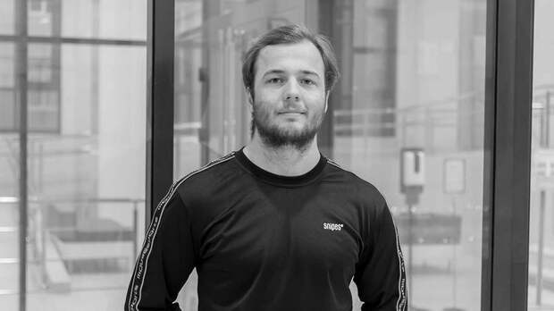 Петербургского киберспортсмена нашли окровавленным и голым возле гаражей в Никольском