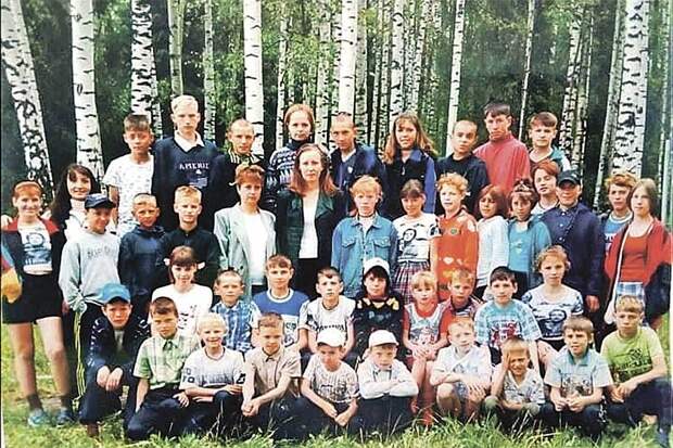 Фото сирот из коррекционного дома-интерната в Ивановской области. 2000 год. В живых из них осталось, как утверждает Вера Ионова, человек пять... Сама она - во 2-м ряду 4-я справа.