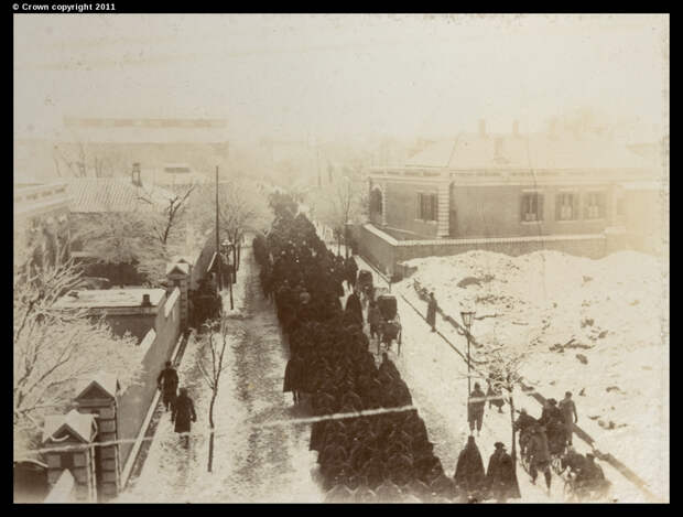 Союзные войска маршируют по Виктория-роуд зимой