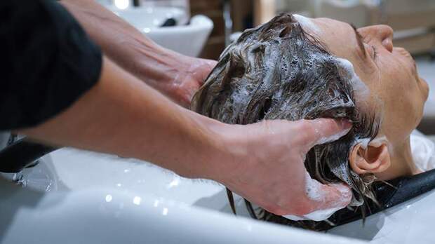 Вас жестоко обманывали: частое мытье спасает волосы, а не губит – объясняет трихолог
