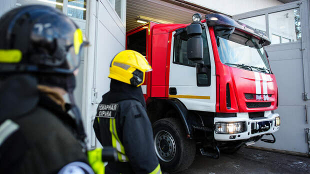 Склад загорелся после падения обломков БПЛА в Ленобласти