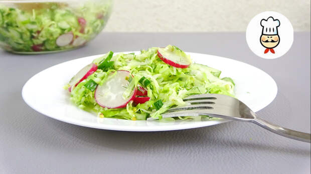 Фото к рецепту: Весенний салат с пикантной заправкой