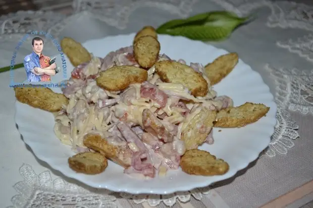 Салат с копченой колбасой, сухариками и фасолью