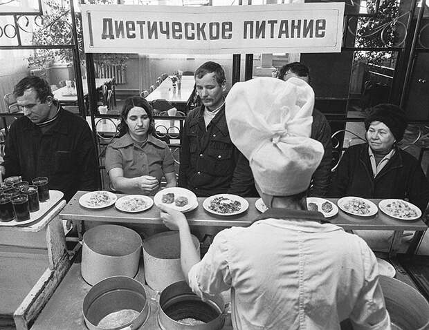Конечно, можно было поесть дешевле, чем на рубль, если это была недорогая заводская или студенческая столовая Фото: ТАСС