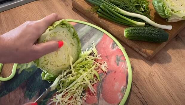 Шинкую капусту и соединяю с другими ингредиентами. Получается НЕЖНЫЙ и свежий салатик к обеду