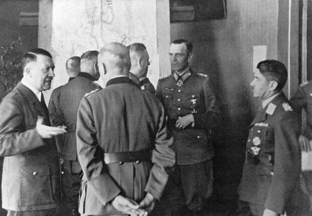 Совещание высшего немецкого командования. Второй справа Ф. Паулюс (https://clck.ru/32AaKs)