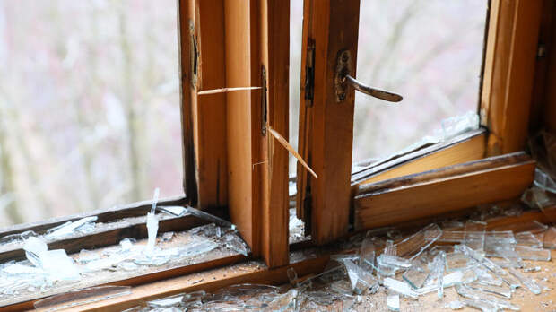 Украинские боевики ударили по школе и энергетическим объектам в ЛНР