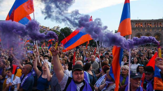 «Запад торопит»: чем может обернуться выход Армении из ОДКБ