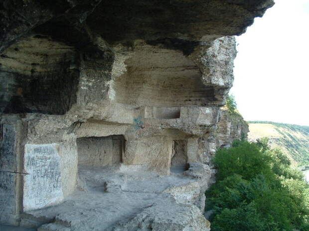 Кельи в скале. Скальный монастырь