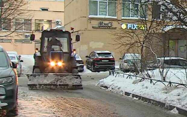 В Петербурге усиленно убирают снег после циклона "Френсис"