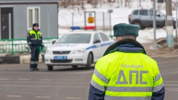 Сотрудники ДПС спасли семью с младенцем на заснеженной трассе в Якутии