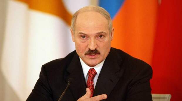 Лукашенко с автоматом и его сын в бронежилете стали посмешищем