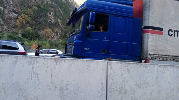 Армянский депутат Даниелян: в РФ перестали пускать фуры с фруктами из Армении