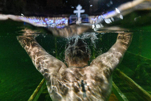 Врач Алмазов: окунаться в прорубь категорически нельзя при головных болях