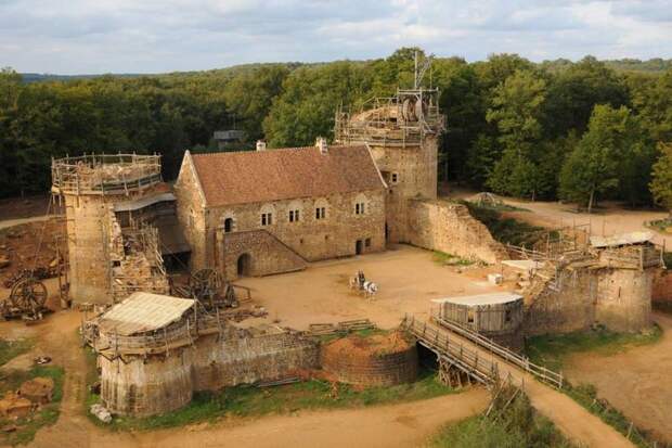 20 лет французы строили великолепный замок, используя методы Средневековья