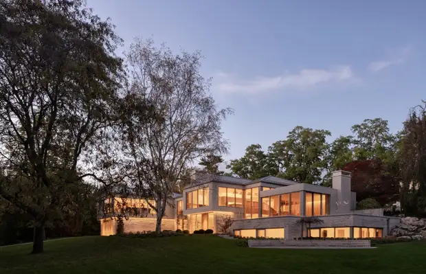 Семейный дом с многоуровневыми пространствами в Канаде