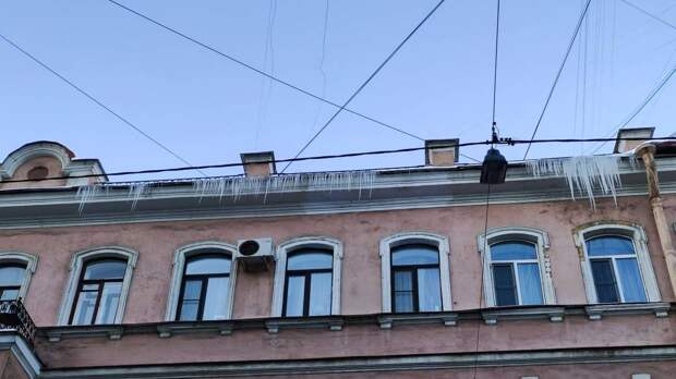 Гигантские сосульки вновь нависли над тротуарами Санкт-Петербурга