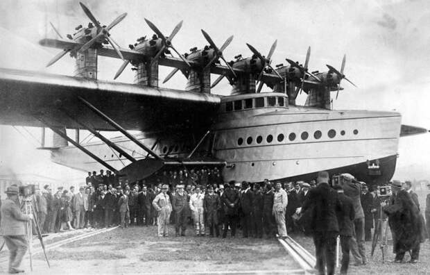 Снимок на память участников проектирования и постройки летающего гиганта. Do-X, Dornier, Дорнье, авиация, воздушная техника, пассажирский самолет, самолет, транспорт