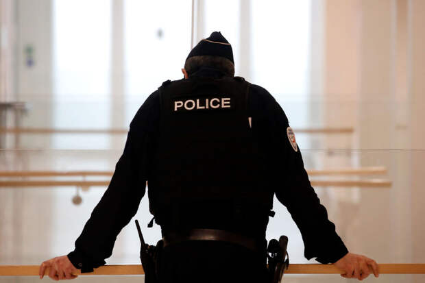 Во Франции неизвестный ограбил ювелирный магазин, притворившись полицейским