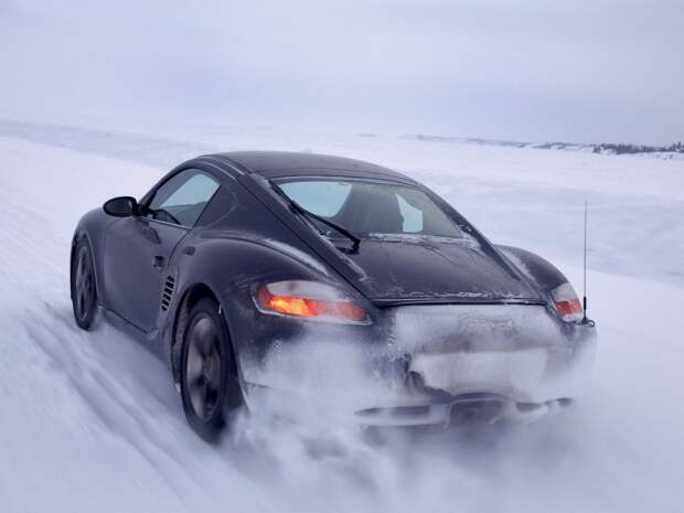 http://www.seriouswheels.com/pics-2006/2006-Porsche-Cayman-S-Production-Black-RA-Snow-1600x1200.jpg