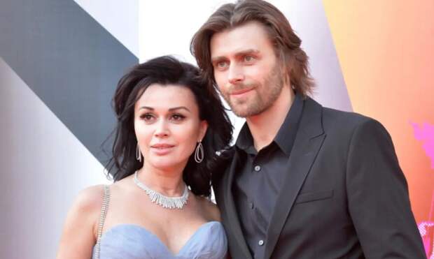 Редкий выход: 7-летняя дочь Анастасии Заворотнюк пришла поддержать отца на премьере ледового шоу