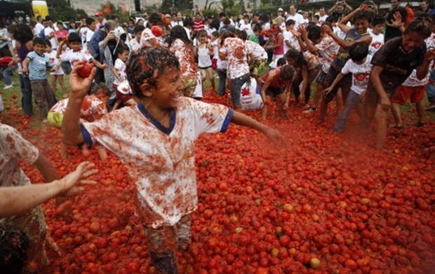 Фестиваль La Tomatina дает возможность и самому побросать помидоры, и почувствовать себя на месте мишени. Источник: bolshoyvopros.ru