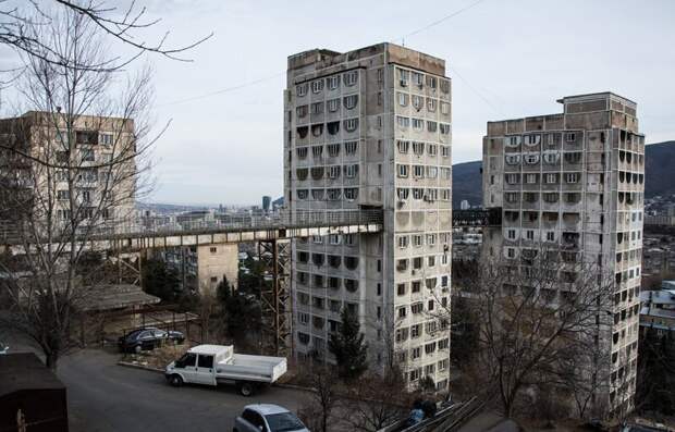 Уникальные советские панельные дома в Грузии. Зачем между ними построили мосты?