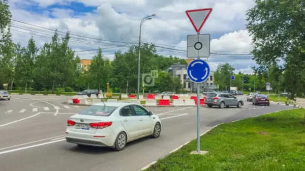 В ГИБДД разъяснили, какой поворотник надо включать при въезде на кольцо