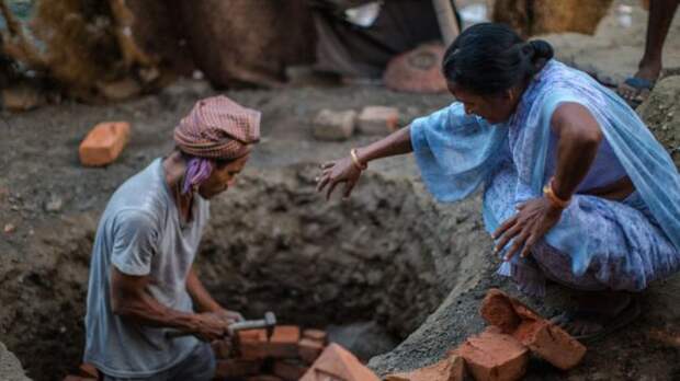 Калавати в 2014 году помогает построить уборную в трущобах Канпура