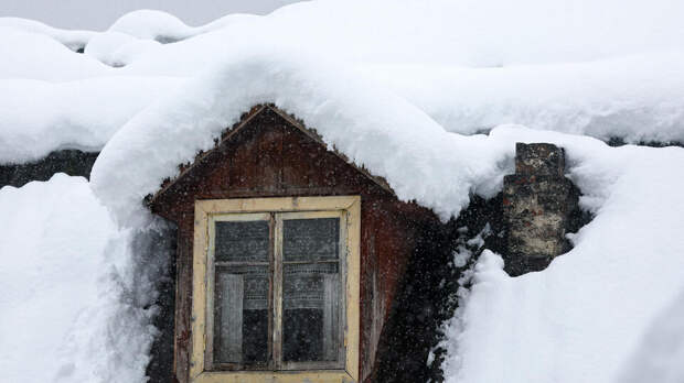 Мощный циклон намел на Камчатке сугробы до второго этажа