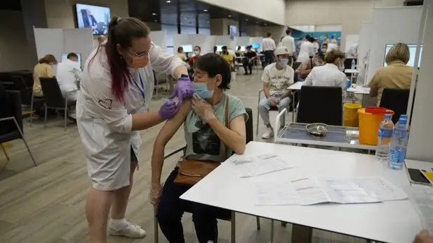 Песков заявил, что Россия проходит вакцинацию хуже ряда европейских стран